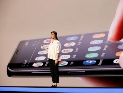 La compañía surcoreana presentó un prototipo de 'smartphone' que tiene el tamaño de una tableta y que se puede doblar, como si fuera un libro o una billetera, y así ser más cómodo de portar.