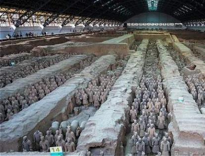 La tumba de Qin Shi Huang. Qin fue el primer emperador de China y se enterró con 8.000 esculturas de soldados. La gran tumba fue descubierta en 1974 por unos granjeros, pero nadie se ha atrevido a abrirla. Se dice que corren ríos de mercurio entre los soldados y la cripta del emperador lo que hace imposible su acceso. Además el Gobierno chino no permite su excavación.