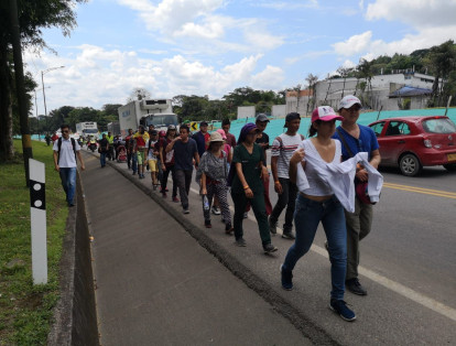 Algunos estudiantes de UniLlanos marchan desde Villavicencio hacia Bogotá.