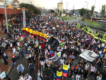 Bogotá: Se presentan disturbios durante el paso de la movilización por el Monumento a Los Héroes.