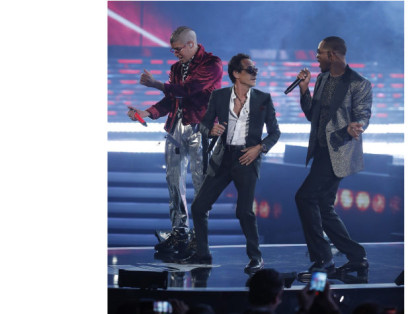 El acto de apertura de la ceremonia de los Latin Grammy 2018 estuvo a cargo de los cantantes Marc Anthony, Bad Bunny y Will Smith quienes cantaron en vivo por, primera vez, su tema 'Está Rico'.