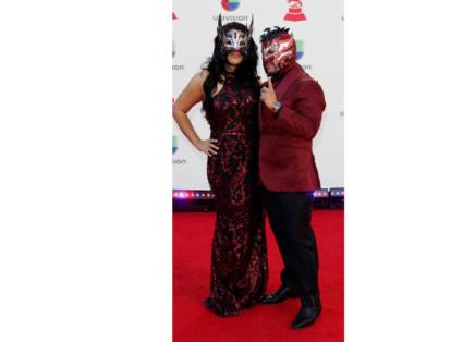 El luchador profesional Kalisto y su esposa, Abigail Rodriguez estuvieron en esta entrega de los premios y tenían puesta una máscara que llamó la atención de los espectadores.