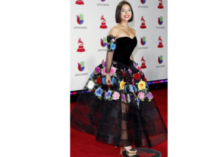 La cantante Ángela Aguilar, nominada en dos categorías, desfiló en la alfombra roja con un peculiar vestido negro que hizo que se robara las miradas de muchos.