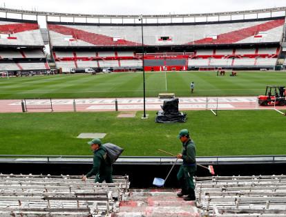 Desde adentro se han estado organizando todos los espacios del estadio para recibir al River Plate y al Boca Juniors que se disputan la copa más importante del continente.