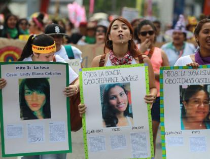 En Cali, además, se realizó una numerosa movilización en la que, con tambores, banderas, carteles y pitos, se buscaba concientizar a los transeúntes sobre la importancia de erradicar la violencia contra la mujer.
