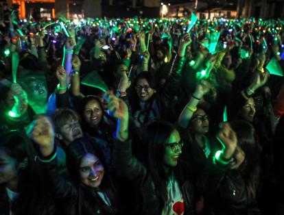 Este sábado en Bogotá más de 4.300 personas rompieron un récord Guinness al convertirse en la mayor cantidad de gente en alzar pulseras de luz que duraron encendidas cerca un minuto por los derechos de las mujeres en la céntrica Plaza de Bolívar, evento en el que participó la banda de rock Aterciopelados.