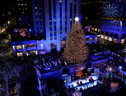 Un enorme abeto de Noruega se iluminó este miércoles en la tradición que marca el inicio de la Navidad en la ciudad de Nueva York, en Estados Unidos. A continuación las mejores imágenes que dejó el evento.