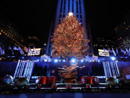 El alcalde de la ciudad, Bill de Blasio, fue el encargado de encender las luces del árbol de Navidad del Rockefeller Center en un espectáculo que fue televisado y que contó con las actuaciones de Diana Ross y Tony Bennett.