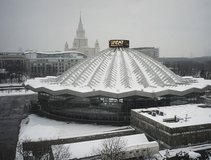 Construido en 1971, el Gran circo estatal de Moscú fue diseñado por el arquitecto Yakov Belopolsky (ganador del Premio Nacional de Arquitectura de la URSS, en 1988). Al fondo también se ve una de las siete hermanas, el proyecto de rascacielos liderado por José Stalin y que se convirtieron en uno de los emblemas de la capital rusa.