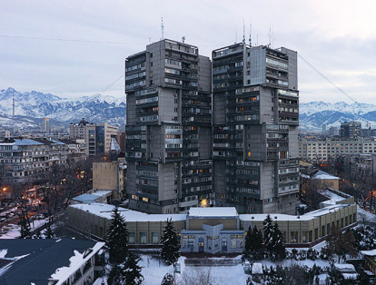 Conocidas como las torres gemelas de Almaty, en Kazajistán, fueron construidas en 1984. Esta es la ciudad más grande del país y hasta 1997 fue su capital. Este complejo de viviendas se encuentra ubicado en una de las calles comerciales más importantes de la ciudad.