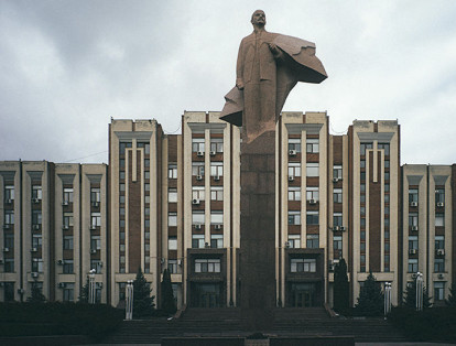 El monumento de Lenin, en Tiraspol, frente al Parlamento de la autoproclamada república de Transnistria, es uno de los emblemas de este país al que nadie reconoce como tal. Ubicado entre Moldavia y Ucrania, esta zona es de las pocas que no tiene un régimen político definido. Un monumento a uno de los lugares olvidados de la URSS, que se resiste al paso del tiempo.