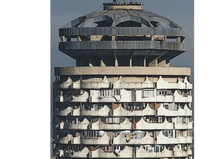 Ubicado en la capital de Moldavia, Chisinau, la torre Romanita fue uno de los ejemplos de las viviendas comunales soviéticas. Diseñada por el arquitecto Oleg Vronski, este edificio posee 16 pisos y cada uno de ellos contaba con una cocina comunal, además de otros equipamientos que eran compartidos por los vecinos, una muestra del comunismo residencial.