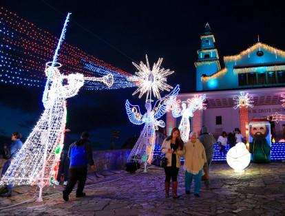 La iluminación en Monserrate es uno de los planes turísticos para la temporada decembrina.