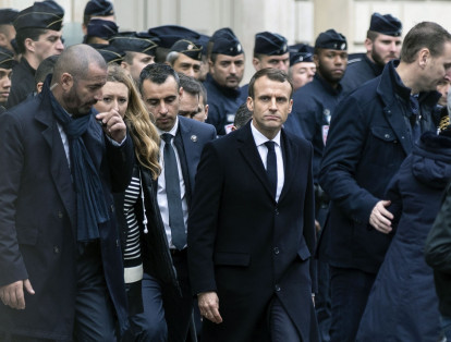 El presidente francés, Emmanuel Macron, busca una forma de neutralizar las protestas en todo el país por el alto costo de vida, que llevaron a incidentes de violencia y vandalismo en París durante el fin de semana.