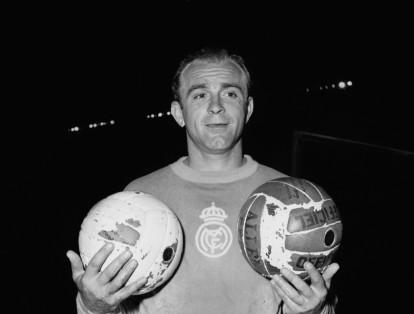 No menos importante, el registro de ganadores del Balón de Oro cuenta con un grupo de jugadores que han conseguido el reconocimiento dos veces durante su carrera. El primero de ellos el futbolista y entrenador argentino nacionalizado español Alfredo Di Stéfano, quien se alzó con el Balón de Oro en 1957 y 1959 con el Real Madrid.