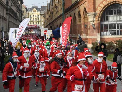 Este domingo miles de personas, grande y chicos, se dieron cita en el centro de Budapest, en Hungría, para correr disfrazados de Papá Noel.
