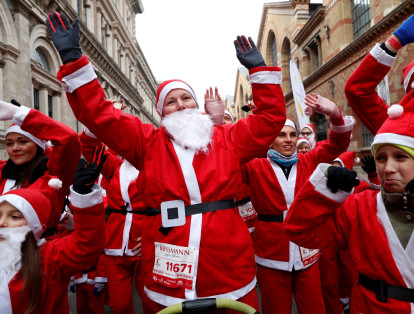 Los trajes de Papá Noel que se ofrecieron significaban una cuota de participación, la cual ascendía a unos 4.000 forints (cerca de 14 dólares estadounidenses).