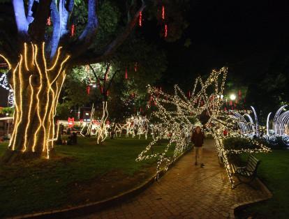 En los principales parques de Bogotá ya se instalaron y prendieron las luces navideñas.