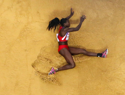 ATHERINE IBARGÜEN
Content: Catherine Ibargüen está en la arena, tras uno de los tres saltos válidos que realizó para conseguir la medalla de oro en el Mundial de Atletismo Moscú 2013.
