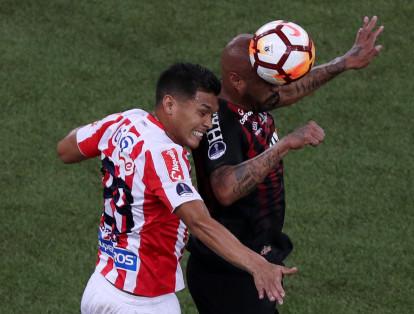 Acción de juego del partido entre Atlético Paranaense y Junior.