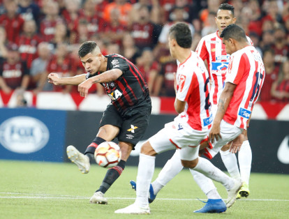 Acción de juego del partido entre Atlético Paranaense y Junior.