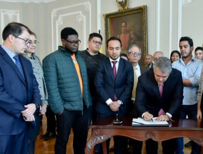 Momento de la firma del acuerdo entre el presidente y los estudiantes.
