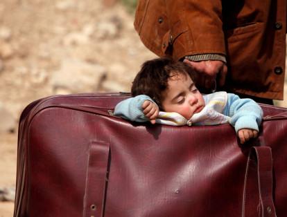El 15 de marzo, en Guta, una región de la campiña de Damasco, capital de Siria, fue fotografiado un niño que dormía dentro de un bolso.