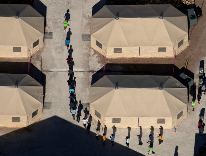 Niños inmigrantes en un centro de detención en Tornillo, Texas, cerca a la frontera entre Estados Unidos y México, el 18 de junio.