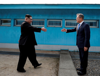 El apretón de manos entre Moon Jae-in, presidente de Corea del Sur, y Kim Jong Un, presidente de Corea del Norte, el 27 de abril en Panmunjom, el llamado "pueblo de la tregua", que hace parte de la zona desmilitarizada que separa a las dos Coreas.