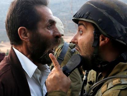 Un hombre palestino discutió el 15 de octubre con un soldado israelí durante los enfrentamientos por una orden israelí de cerrar una escuela palestina cerca de la ciudad palestina Nablus, en la región ocupada de Cisjordania.