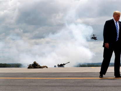 El 13 de agosto el presidente de los Estados Unidos, Donald Trump, fue fotografiado mientras observaba una manifestación de las tropas de la División 10 de Montaña del Ejército de ese país.