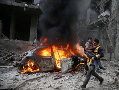 Un miembro de la Defensa Civil de Siria que transportó el 6 de enero a un menor herido en la ciudad sitiada de Hamoria, en la parte oriental de Guta, en Damasco.