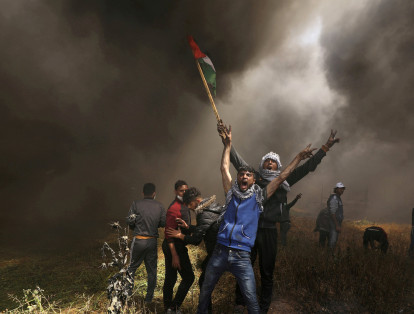 Manifestantes palestinos gritan arengas durante los enfrentamientos con las tripas israelís en una protesta el 6 de abril en la frontera entre Israel y Gaza. Exigían su derecho a regresar a su país de origen.
