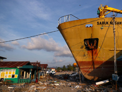 El 3 de octubre se fotografió este barco varado en una orilla después del terremoto y del tsunami que se registró en Indonesia.