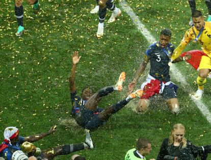 Ousmane Dembélé, Presnel Kimpembe y Alphonse Aréola celebran el triunfo que llevó a coronarse campeona de la Copa del Mundo a la selección francesa el 15 de julio.