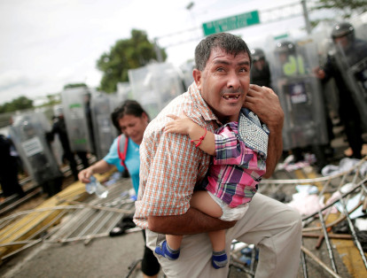El 19 de octubre este migrante hondureño fue fotografiado cuando protegía a su hijo después de que sus compañeros migrantes irrumpieran en un puesto de control fronterizo en Guatemala.