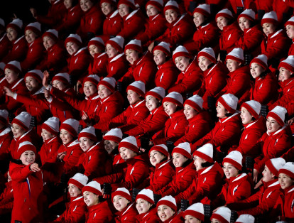 Las porristas de Corea del Norte esperando el inicio de la ceremonia de apertura de los Juegos Olímpicos de Invierno de 2018, que se llevaron a cabo en Pieonchang.