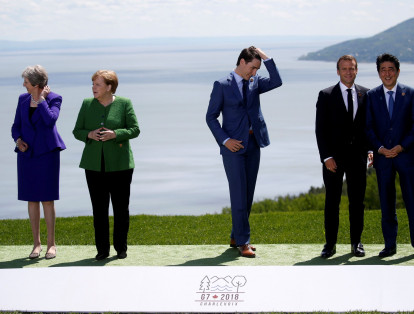 La primera ministra británica Theresa May, la canciller alemana Angela Merkel, el primer ministro canadiense Justin Trudeau, el presidente de Francia Emmanuel Macron y el primer ministro japonés Shinzo Abe esperando a que el presidente de los Estados Unidos, Donald Trump, se una a ellos para una fotografía durante la Cumbre del G7, que se llevó a cabo en Canadá el 8 de junio.