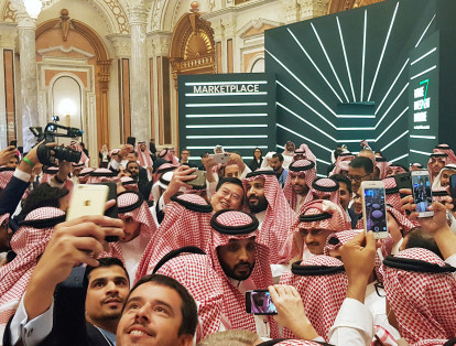 El 23 de octubre el príncipe heredero de Arabia Saudita, Mohammed bin Salman, posó para una selfie durante la Conferencia de Futura Inversión en Riyadh, Arabia Saudita.