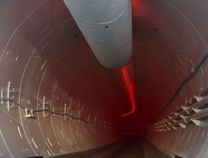 El tunel que fue diseñado por Elon Muk, fue presentado esta semana con un recorrido de prueba en uno de los vehículos eléctricos que idealmente podrán alcanzar los 240 kilómetros por hora, más rápido que un tren subterráneo, sin embargo en la prueba no superó los 80 kilómetros por hora.