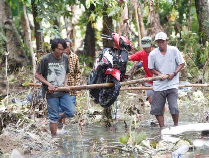 Autoridades locales informaron que se enviaron helicópteros para abastecer de víveres a la población y ayudar a los pueblos más recónditos de las costas arrasadas del oeste de Java y del sur de Sumatra.