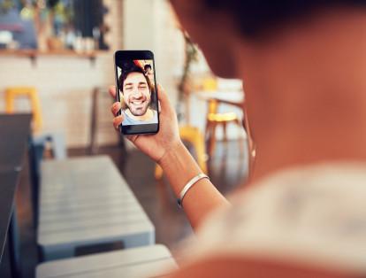 Para videollamadas o hacer uso de plataformas VoIP (voz sobre protocolo de internet) como Skype, a mayor número de personas en la videoconferencia, más velocidad se necesita.  dependiendo del número de participantes. Pero con 10 a 15 Mbps podrá tener una conversación óptima.