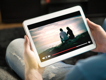 Ver películas o videos vía streaming en plataformas como Youtube y Netflix requiere más velocidad de inetrnet para que no se interrumpa la reproducción. Con 20Mbps o más, podrá hacerlo sin problema.
