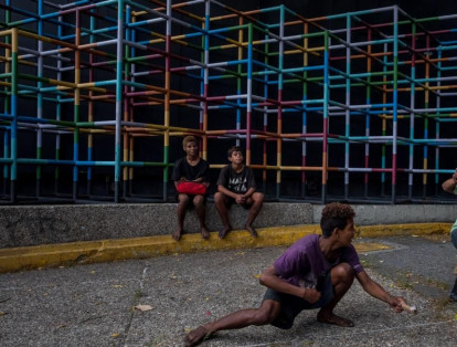 Un grupo de niños práctica peleas callejeras en el sector de Chacao, en Caracas.