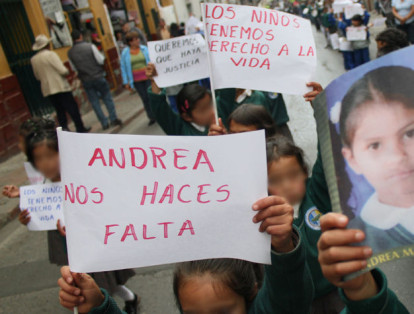 Un grupo de niños marchan tras conocerse la muerte de Angie Lorena Nieto, de 12 años, en el Meta.