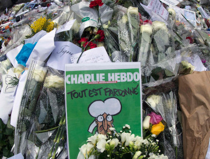 Hoy se cumplen cuatro años desde que la sede en París de la revista satírica Charlie Hebdo fuera blanco de un atentado yihadista que dejó doce víctimas mortales. Todo como represalia a la publicación de una caricatura del profeta Mahoma, esta imagen recuerda el lugar al día siguiente del fatídico hecho.