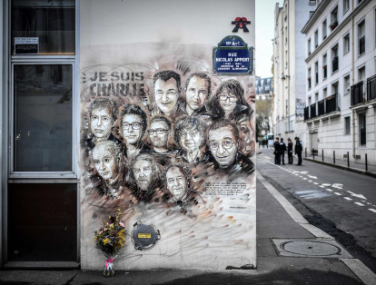 Durante la mañana del 7 de enero de 2015, 2 hombres armados entraron a la redacción de la revista semanal, lanzando tiros al aire. Ya adentro asesinaron a quemarropa a 12 personas entre las que se encontraba el entonces director,  Stéphane Charbonnier, conocido como Charb.