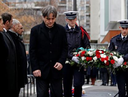 El actual director de Charlie Hebdo, Laurent Sourisseau, asistió a la ceremonia celebrada hoy con motivo del cuarto aniversario del ataque. También estuvieron allí la alcaldesa de París, la ministra de Justicia, el ministro del Interior, el ministro de Cultura y el secretario de Estado del Interior.