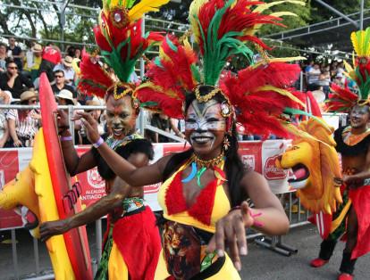 Asistir a uno de los festivales que hay durante el año en Colombia es otra experiencia única que solo se vive en el país de acuerdo con Marca Colombia. Entre los festivales más importantes se encuentran el Carnaval de Barranquilla, la Feria de las Flores, Festival de Vallenato y el Carnaval de Negros y Blancos.