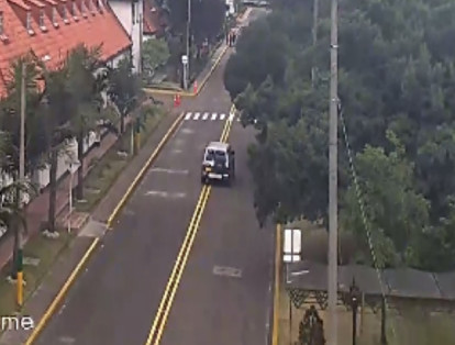 A los pocos segundos, el vehículo sigue su recorrido hacia la avenida Chile, dentro de las instalaciones del complejo policial. Luego ocurrió el estallido.